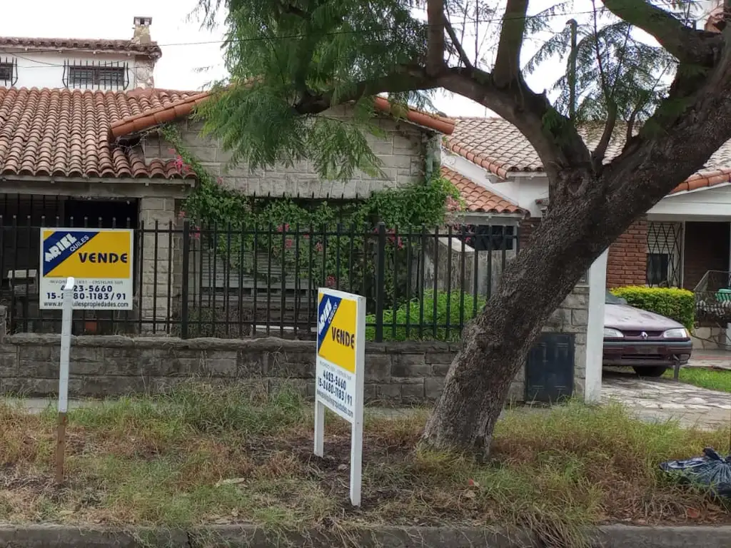 Casa Chalet 3 Ambientes a Reciclar en Venta - Castelar Sur