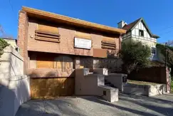 RETASADA GRAN OPORTUNIDAD!!!.. Imponente Chalet de 6 Ambientes de gran Categoría con piscina.