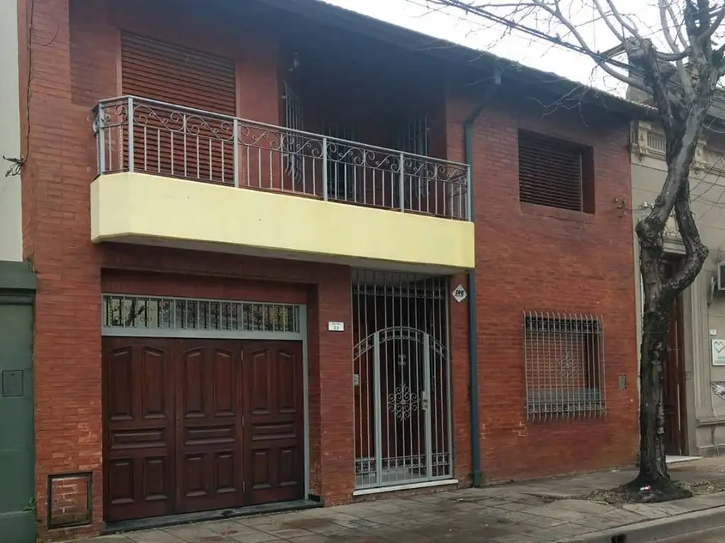 VENTA. Destacada casa en zona residencial