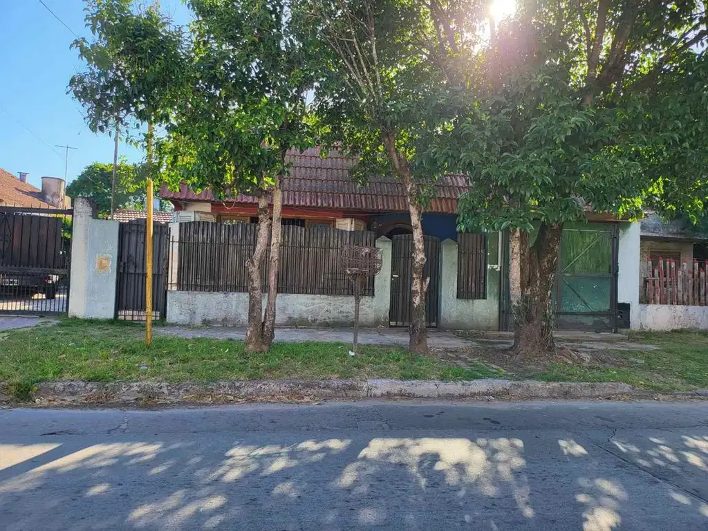 CASA 3 AMBIENTES EN VENTA MONTE GRANDE CON PARQUE