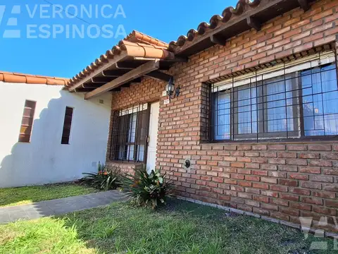 Casa de cuatro ambientes, en venta moron