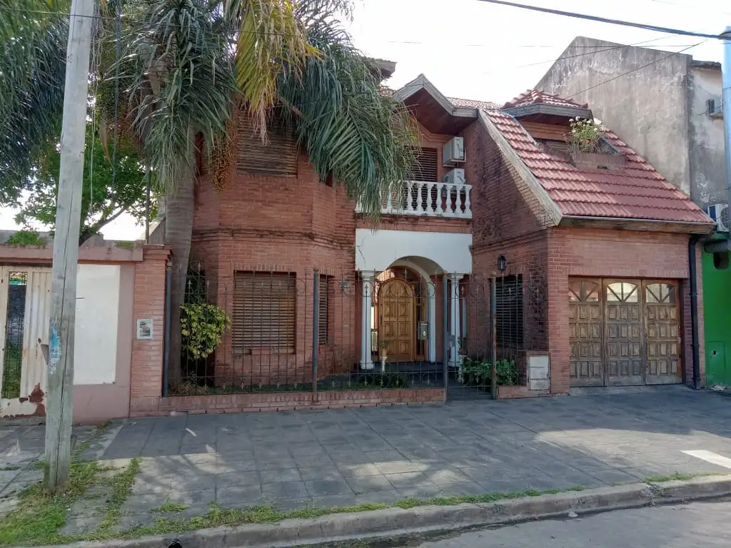 EN VENTA HERMOSO CHALET EN VILLA BOSCH CON 5 DORMITORIOS SOBRE LOTE DE 10 X 30M - FICHA 10134