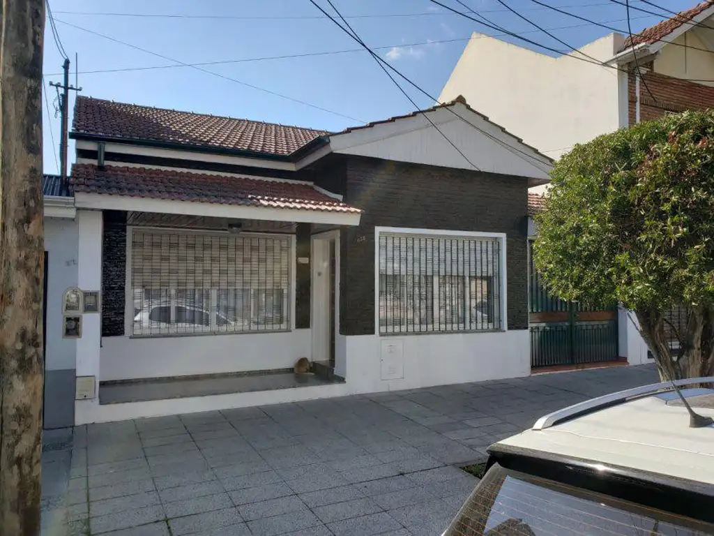 Casa en venta en Lomas De Zamora permuta por dto menos valor