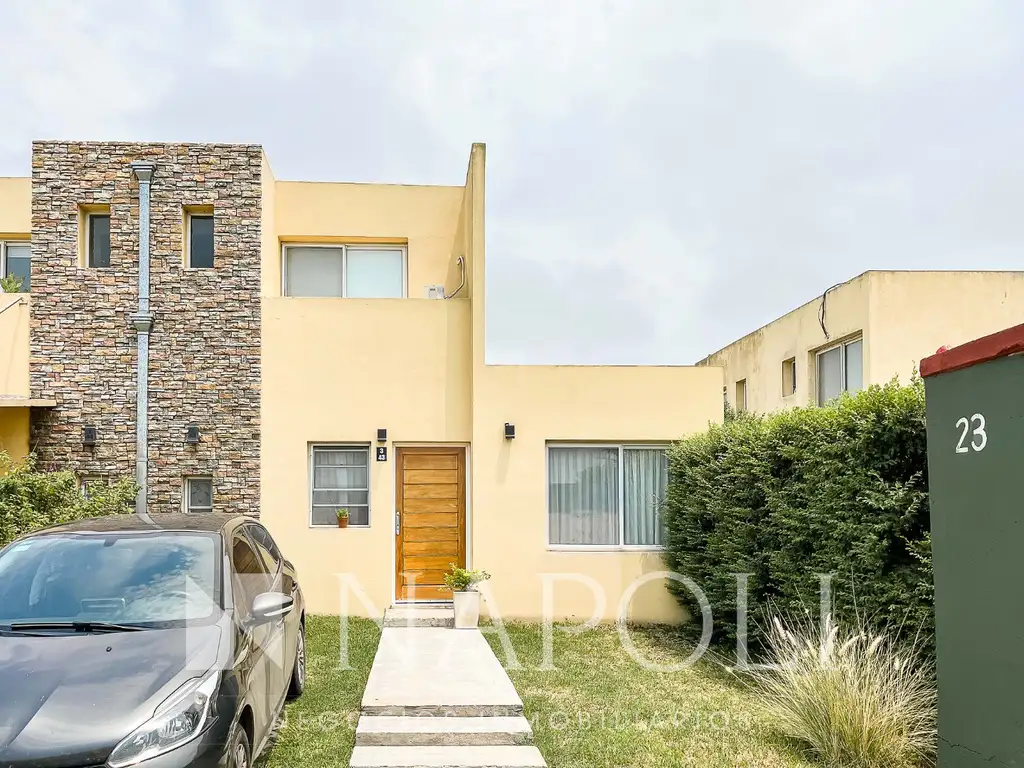 Venta de Casa Tipo Dúplex, Barrio Los Robles en Monte Grande