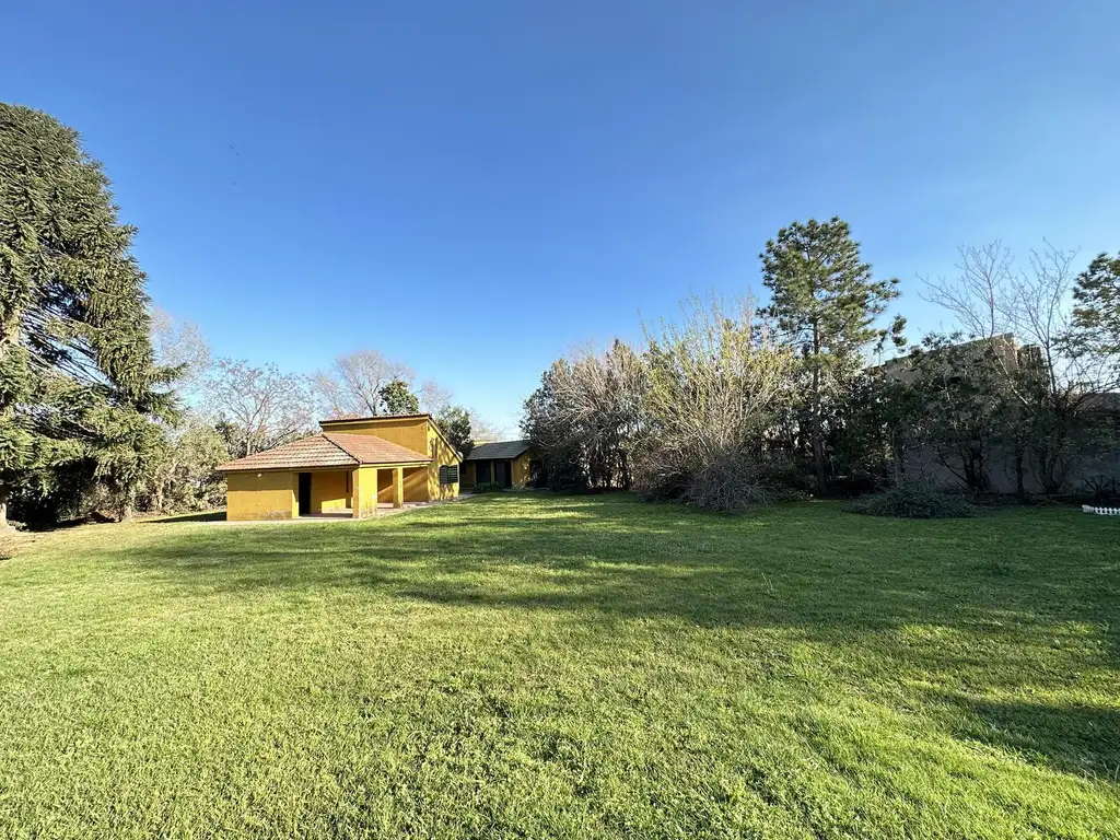 Gran terreno con casa y piscina en Pueblo Esther