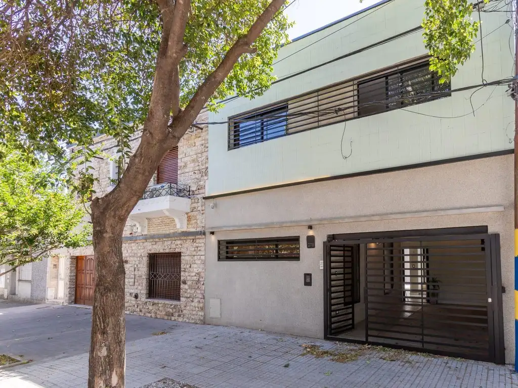 VENTA - CASA DE TRES DORMITORIOS CON PATIO Y COCHERA- BARRIO REFINERIA