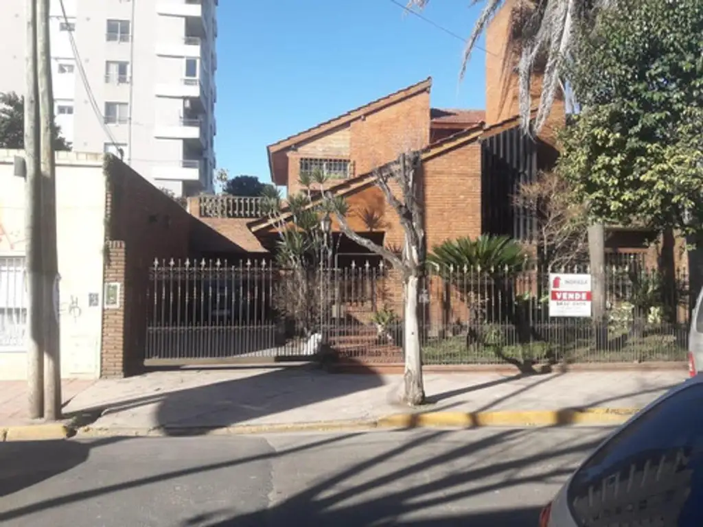 Casa con amplio lote en venta en el centro de Pilar