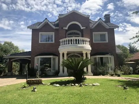 Casa en Venta - 4 dormitorios - USD 270.000
