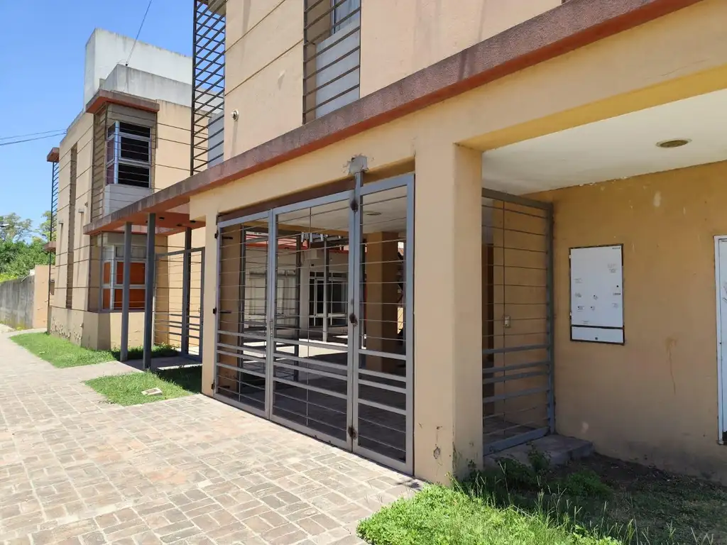 Departamento en  venta un dormitorio y cochera planta baja en Junin