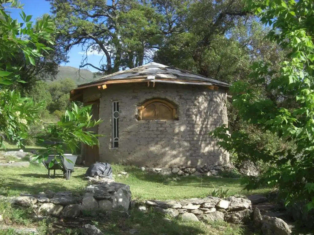 CASA DE MONTAÑA EN LA POBLACION TRASLASIERRA CON VERTIENTE