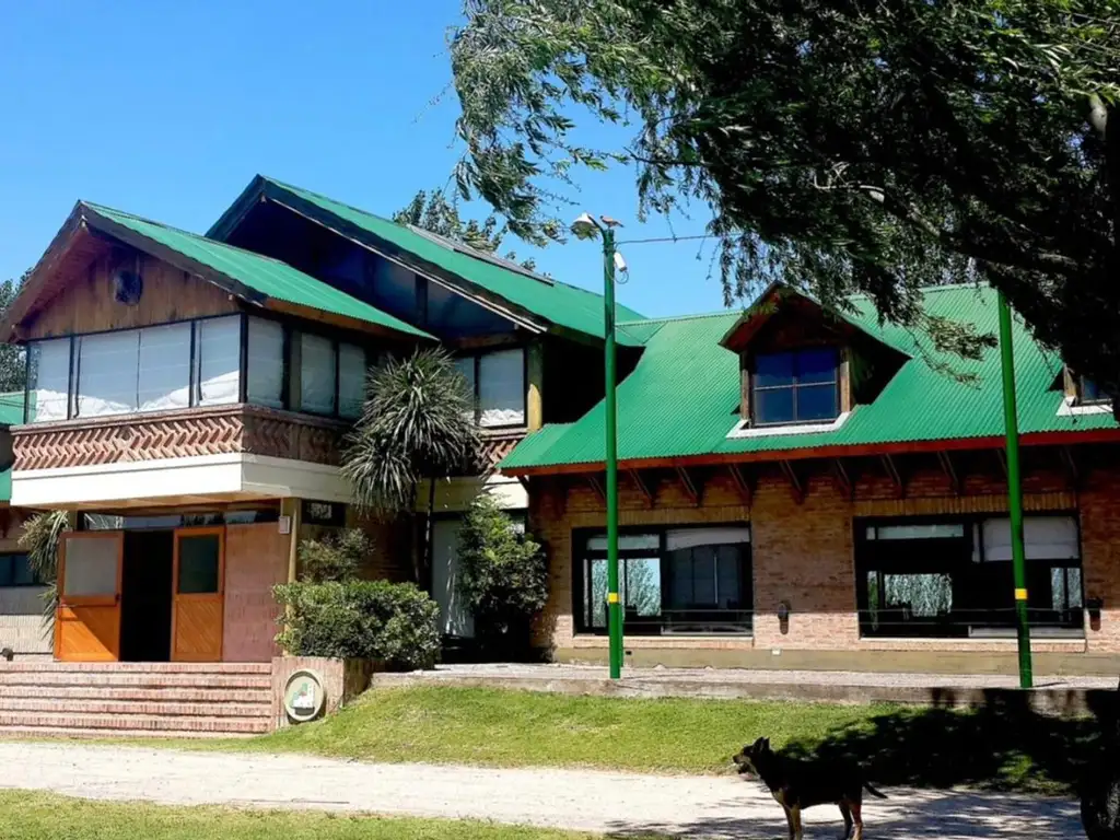 ALQUILER CASA CON PILETA - Club De Campo La Martona