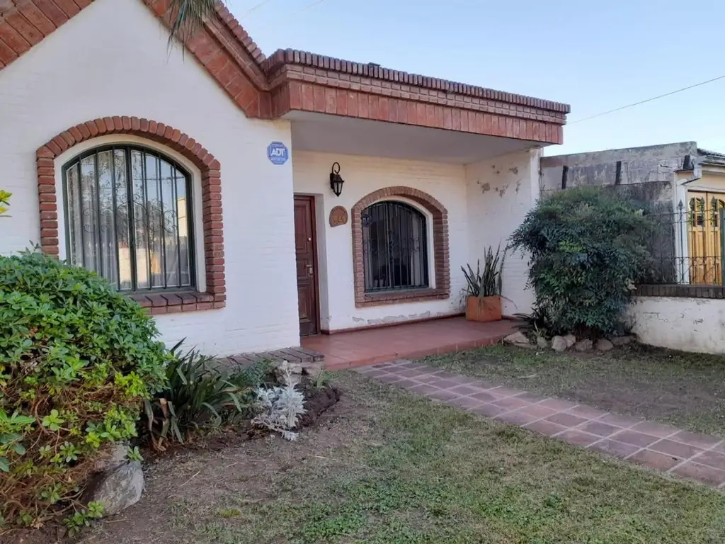 VENTA CASA 3 DORMITORIOS 2 BAÑOS- LAVADERO- PILETA -COCHERA