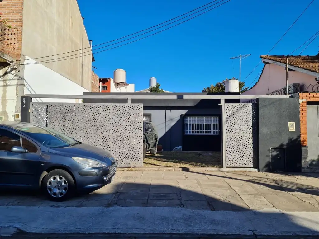 CASA 4 AMB, LOTE 10X25 APROX, C/PATIOS Y JARDIN/ENTR. AUTO