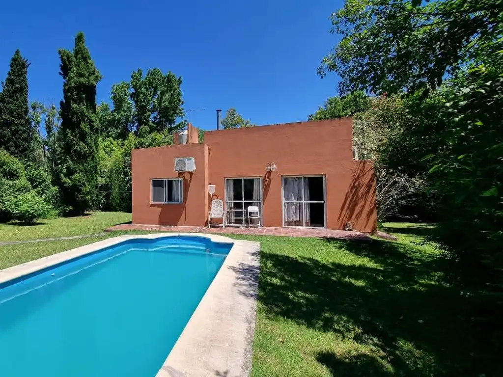 Casa en alquiler, ubicada en el tradicional Barrio Cerrado Parque Peró