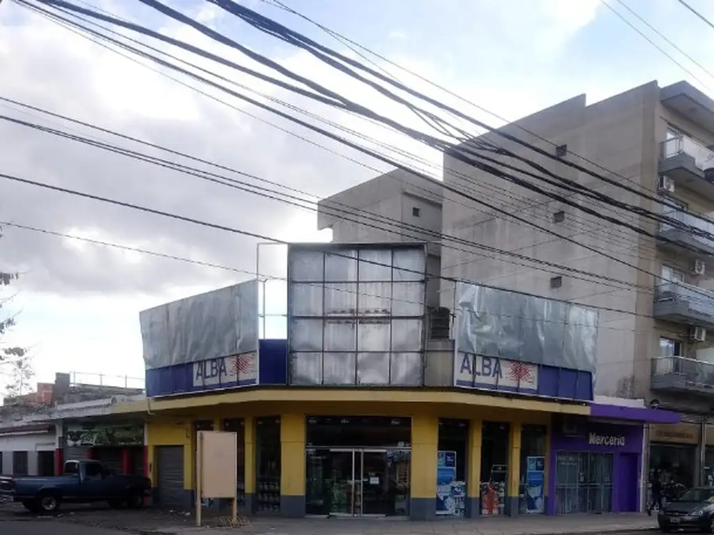 Tradicional esquina de Villa Bosch en pleno centro comercial de la zona