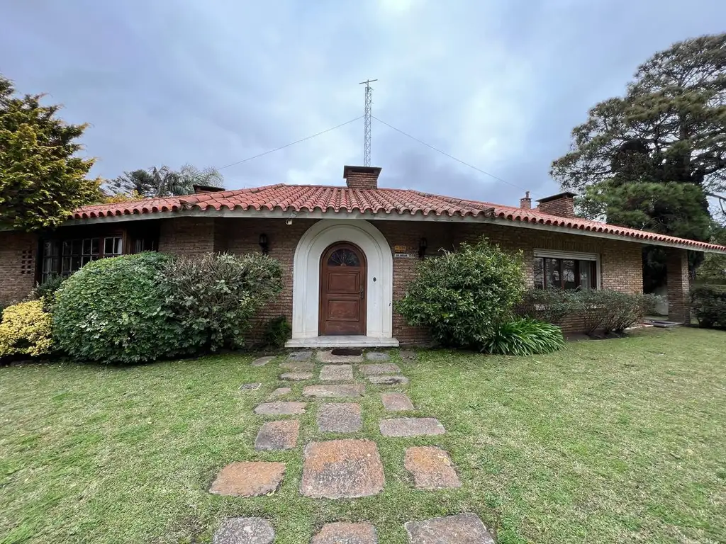 IMPORTANTE CHALET EN UNA PLANTA, UBICADO EN CARRASCO A UNA CUADRA DE LA PLAYA.