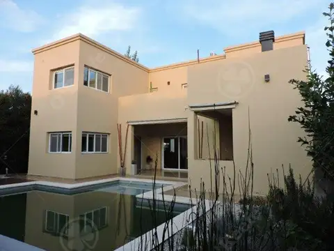 Casa en Venta de cuatro ambientes con piscina en Altos de Hudson II, Hudson, Berazategui