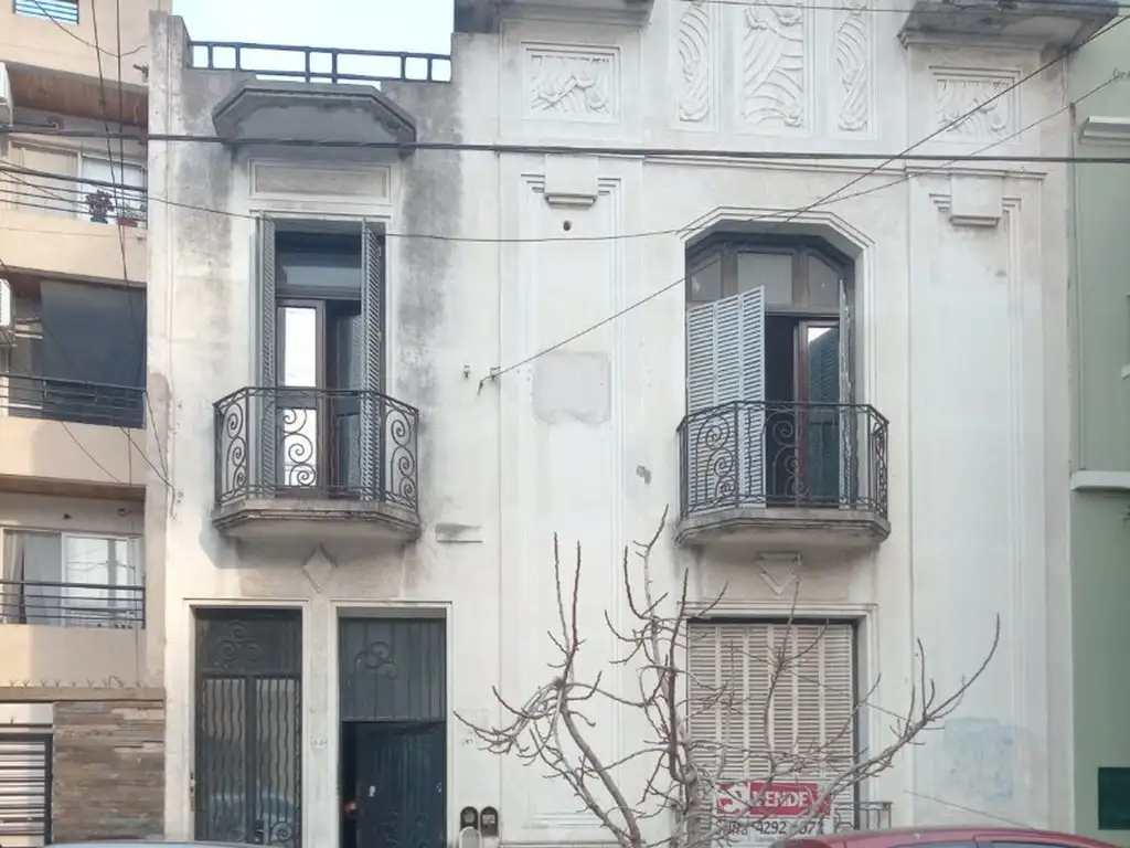 Importante Casa PH a m. de Av Mitre en planta baja con Entrada Independiente.