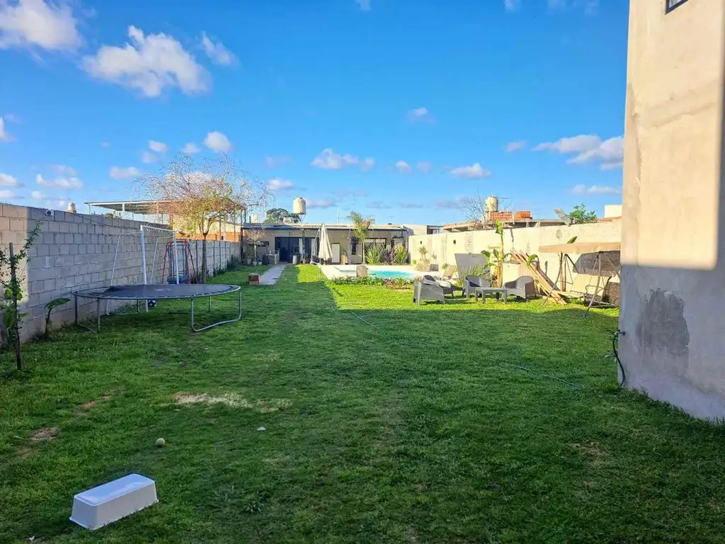 Casa con pileta y quincho en venta Zona Los Hornos