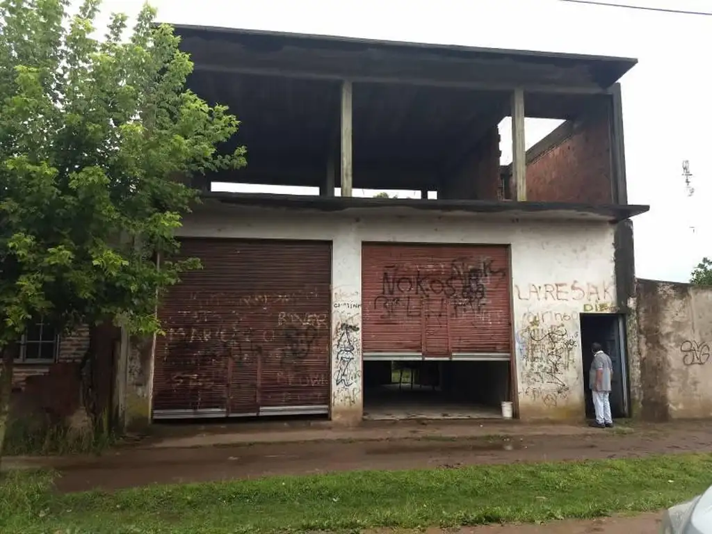 Losa con dos locales comerciales y un departamento en venta en Virrey Del Pino