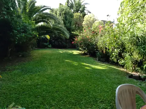 Casa en Olivos próximo Av Maipú. Gran jardín.