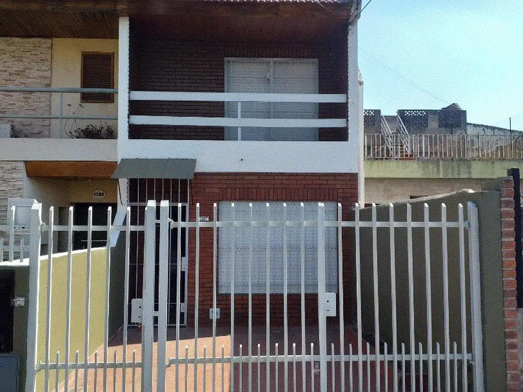 VENTA DE DÚPLEX 3 AMBIENTES CON PATIO, FONDO Y ENTRADA DE AUTO