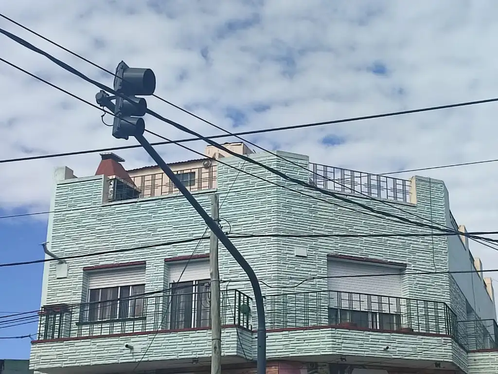 IMPORTANTE ESQUINA EN PRIMER PISO-3 DORMITORIOS-TERRAZA CON PARRILLA Y GALPÓN CUBIERTO-INDEPENDIENTE