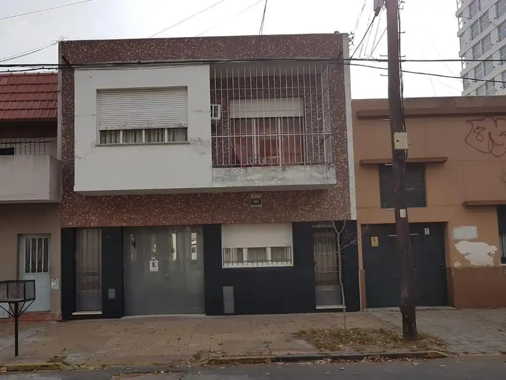 Casa en venta - 5 dormitorios 3 baños - Cochera - 161,25mts2 - La Plata