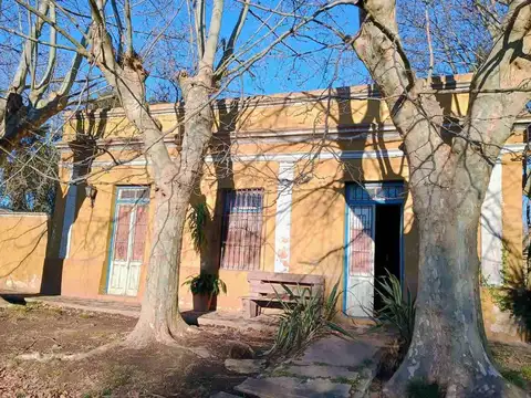 CASA EN VENTA EN CHACABUCO CON ALMACEN Y PILETA