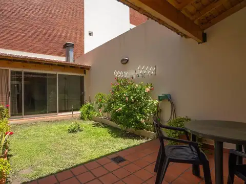 2 AMB EN PLANTA BAJA CON PATIO JARDÍN QUINCHO