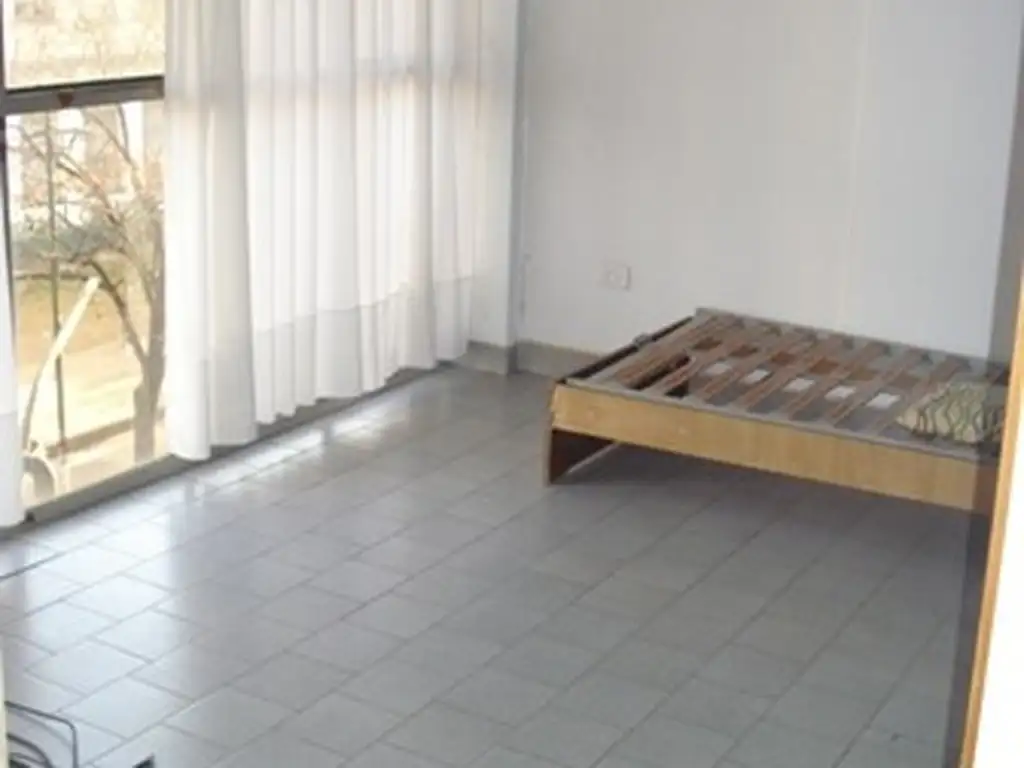 Monoambiente al frente, 3º piso por escalera, conexión para lavarropas, baño completo.