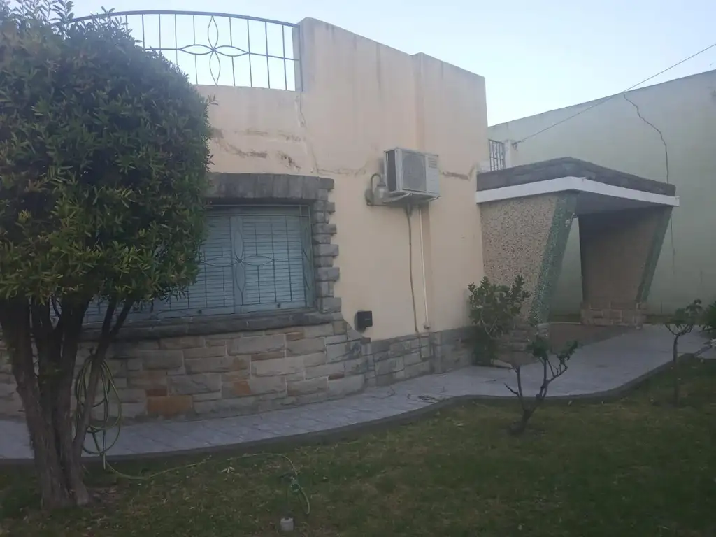 EN VENTA EN MARTIN CORONADO CASA DE TRES AMBIENTES - FICHA 8904