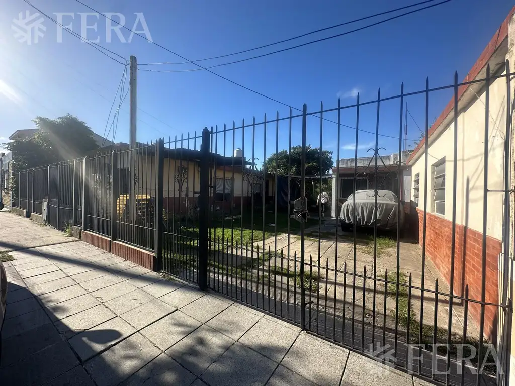 Casa para dos familias con cochera en Villa Dominico