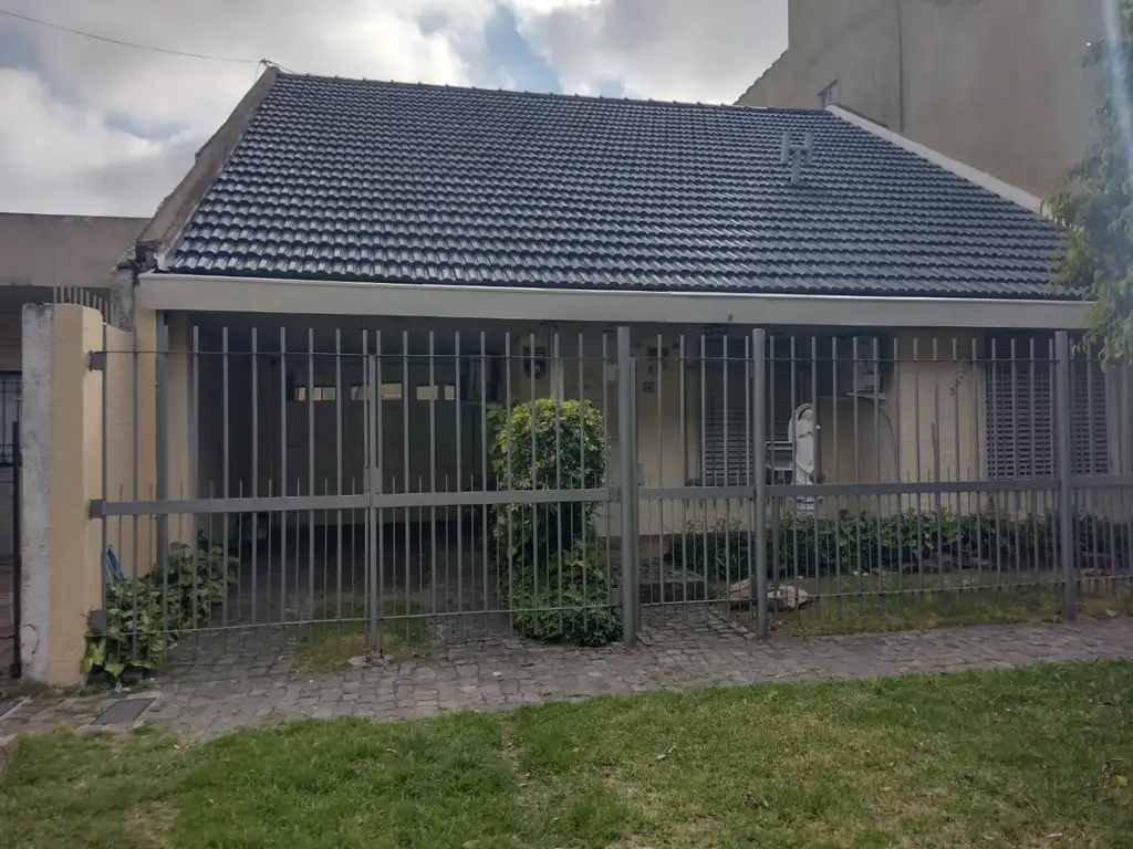 chalet de 4 ambientes con tres baños en 2 plantas con cochera y fondo libre