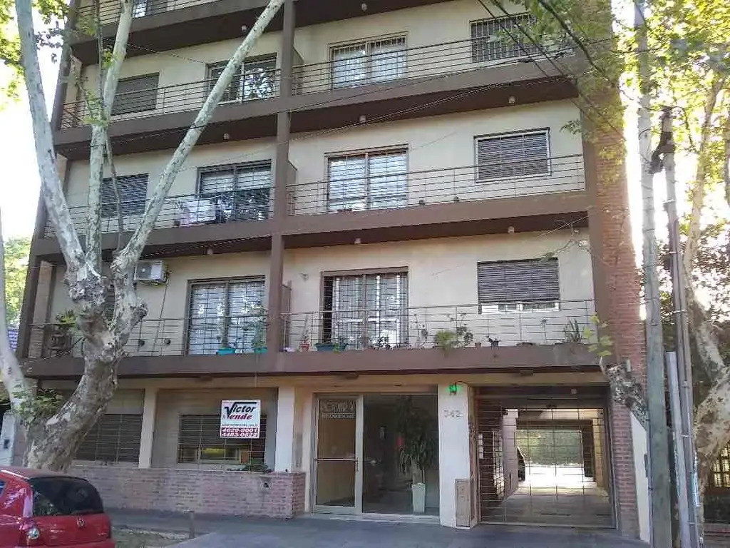 Departamento en Merlo Centro. Excelente estado. Un dormitorio. Patio propio. Con cochera