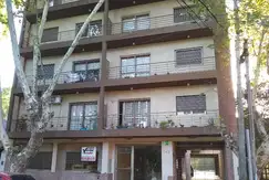 Departamento en Merlo Centro. Excelente estado. Un dormitorio. Patio propio. Con cochera