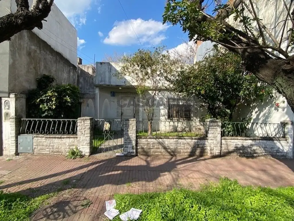 Casa de 3 ambientes con jardín al frente y patio.