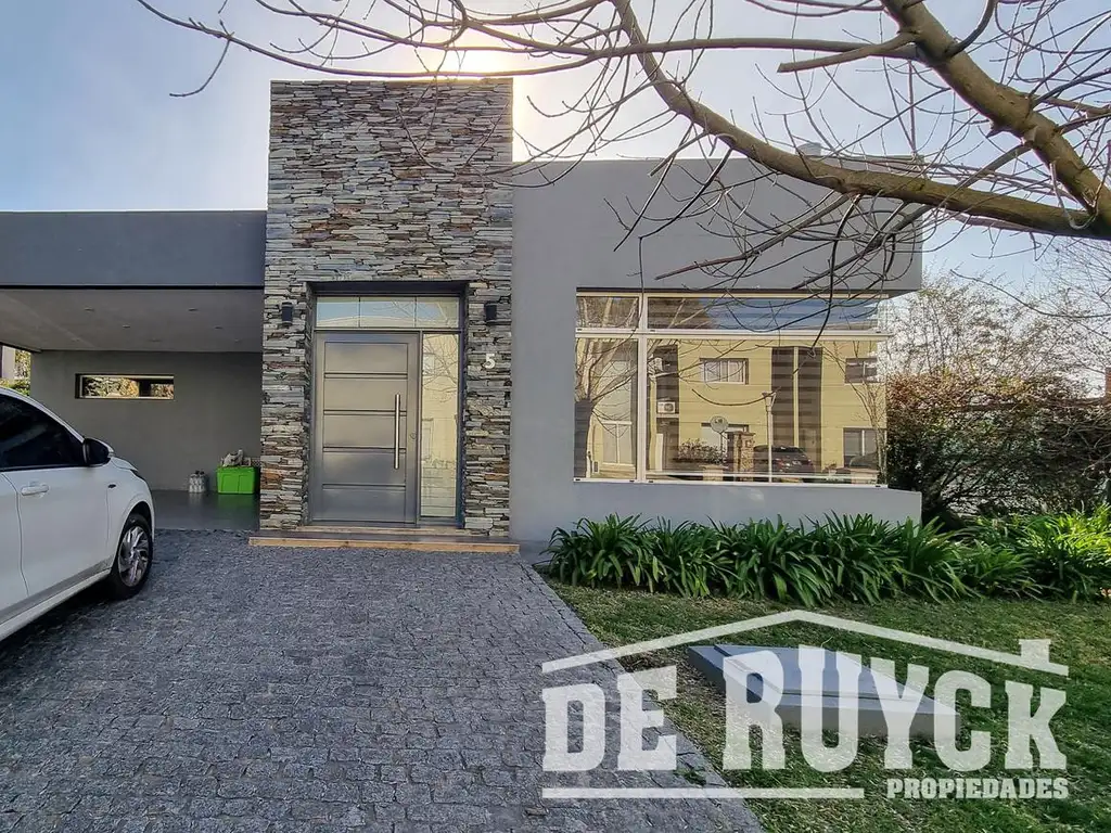 Casa 4 ambientes desarrollada en planta baja. Altos de Hudson II