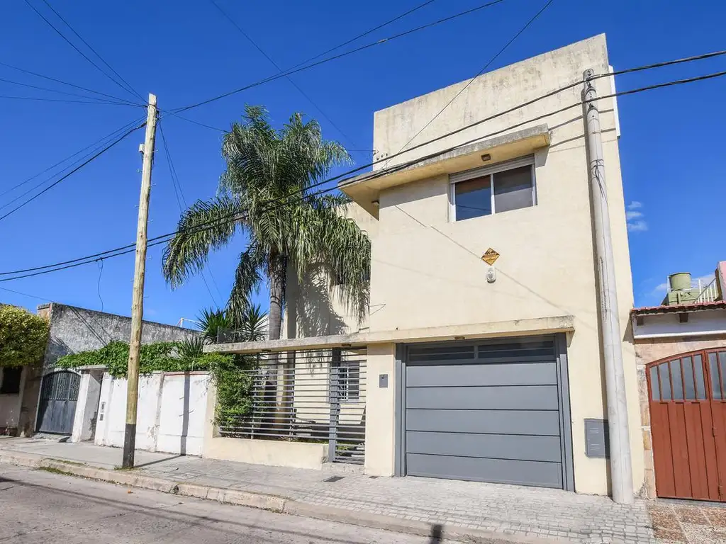 Casa de 2 dormitorios en venta - con cochera y parrillero -  Barrio Azcuénaga, Belgrano