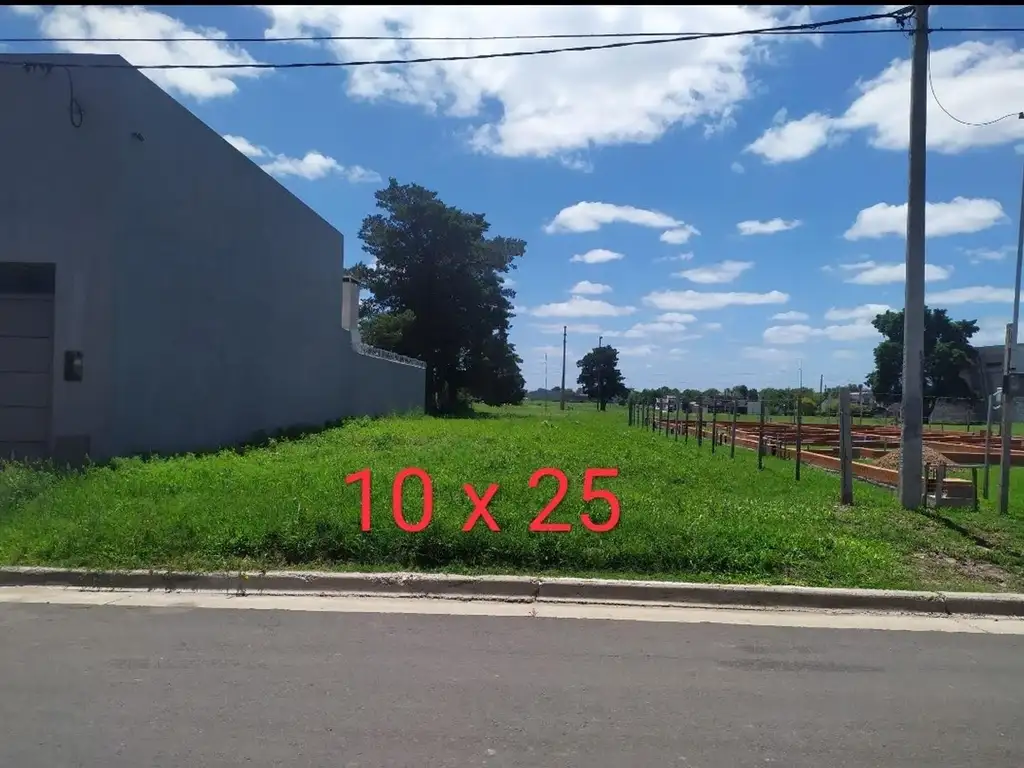 Venta de lote 10 x 24.5  en Cervantes y Segui