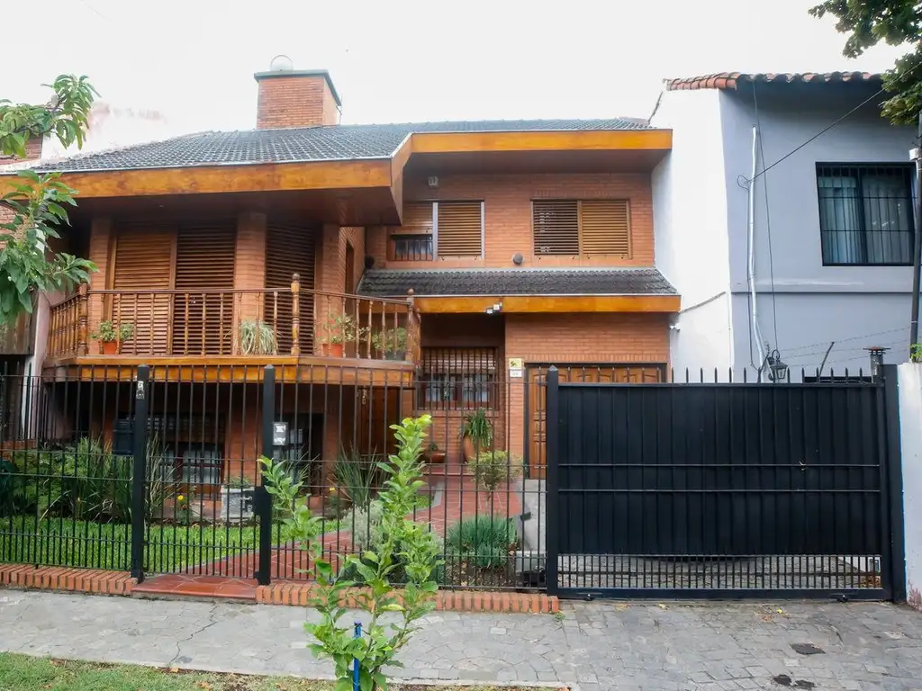 VENTA CASA 5 AMBIENTES CON COCHERA,PARQUE Y PILETA