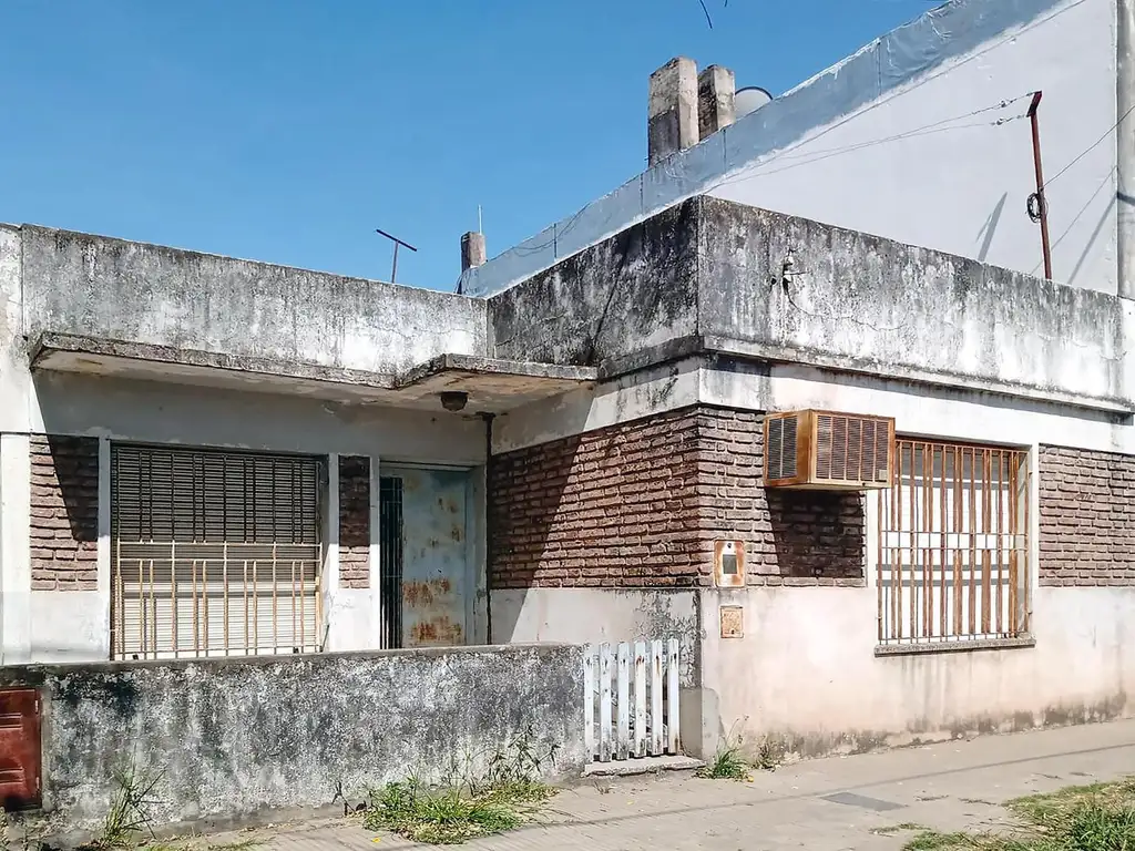 VENTA -  Casa a reciclar, con jardín. Alvear, Rosario.