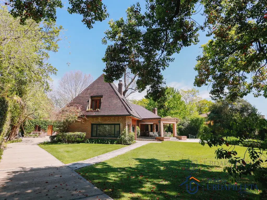 Casa en Golf Club Argentino,  jardin totalmente arbolado y parquizado - 3 dormitorios-