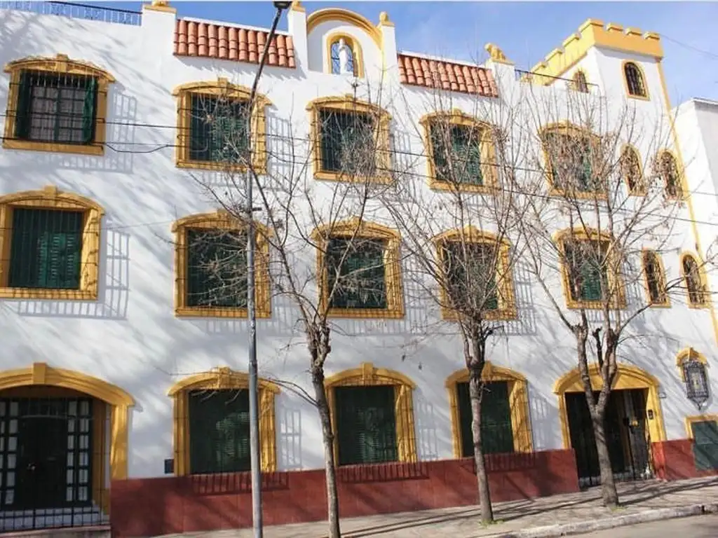 EDIFICIO COLONIAL en PILAR