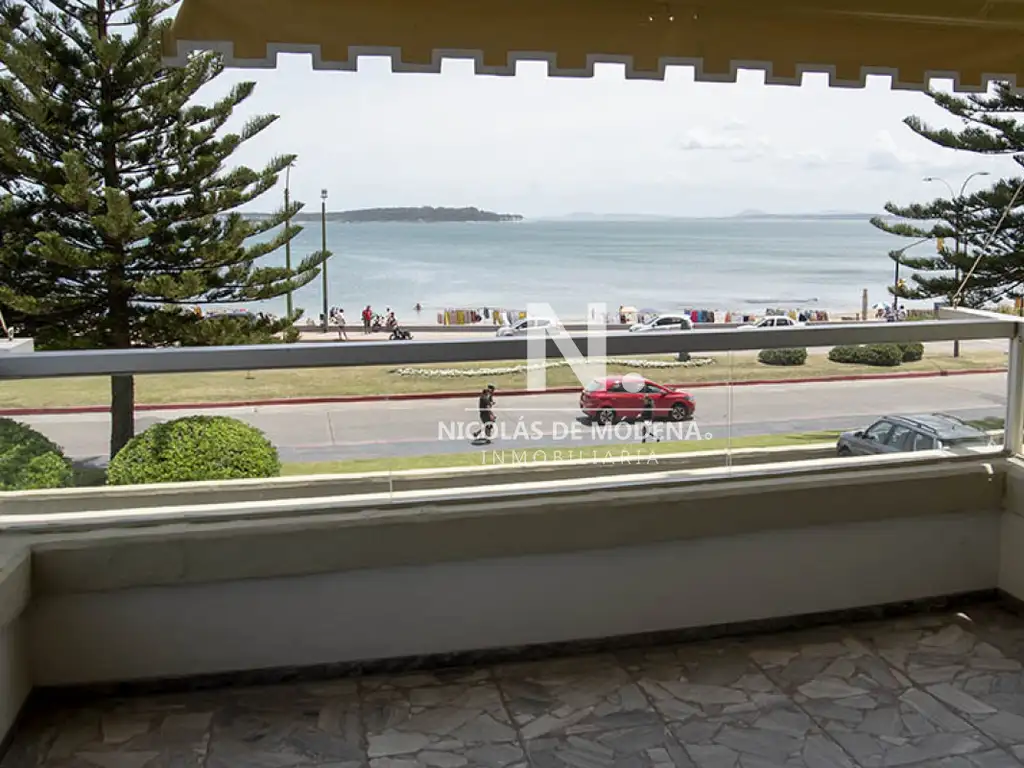 Departamento en primera línea de playa Mansa, con hermosa vista.