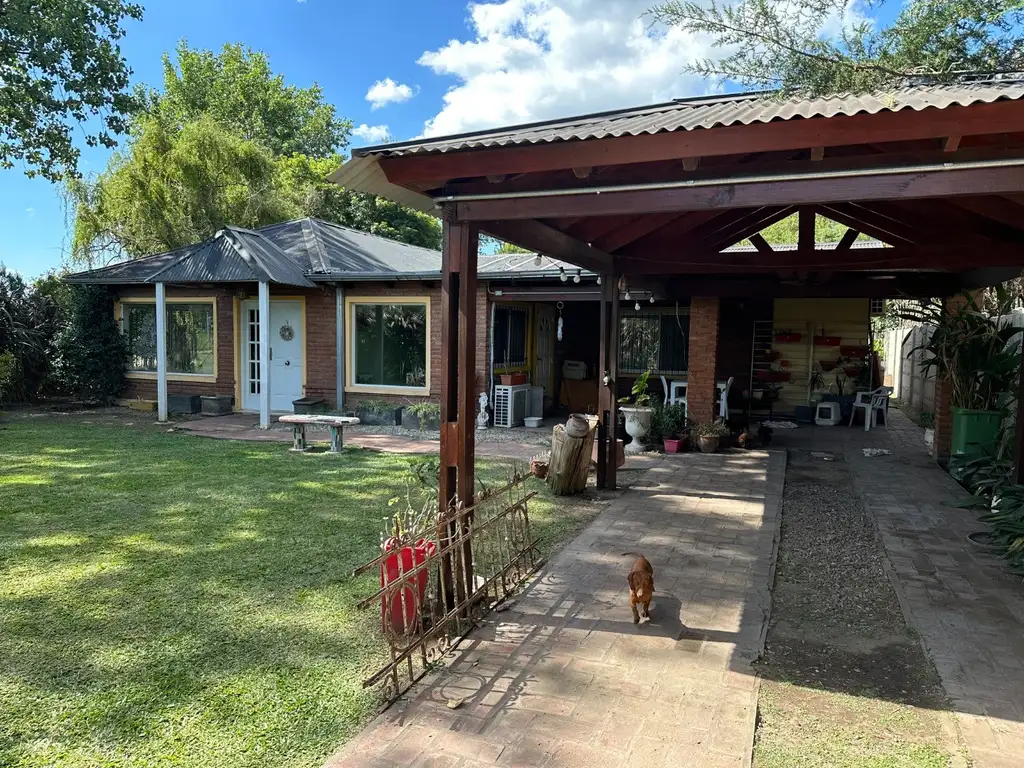 Venta Casa dos dormitorios con piscina en Roldán