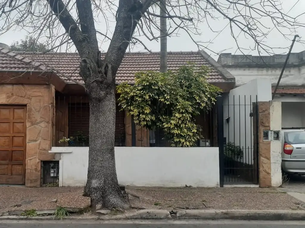 Casa de 4 amb con garaje, fondo con quincho y parrilla, podría tomar propiedad en parte de pago