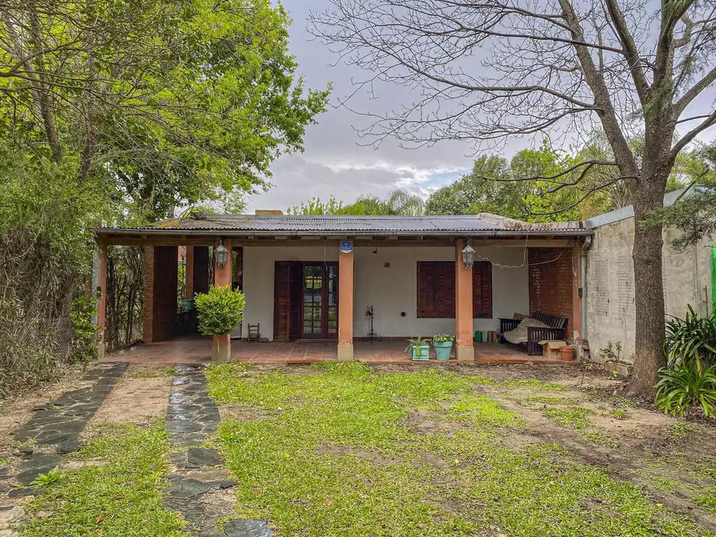 Casa de 2 dormitorios con jardín y pileta en Funes