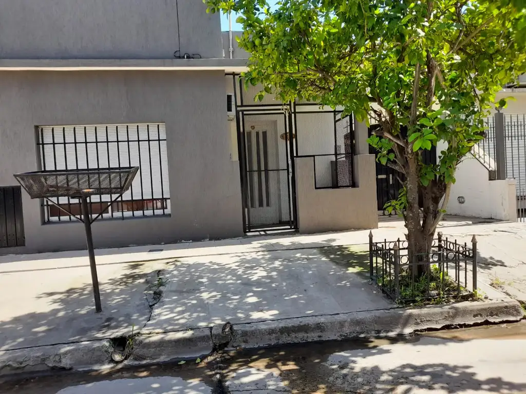 Vendo excelente casa en Zarate en centro de la ciudad con entrada para auto