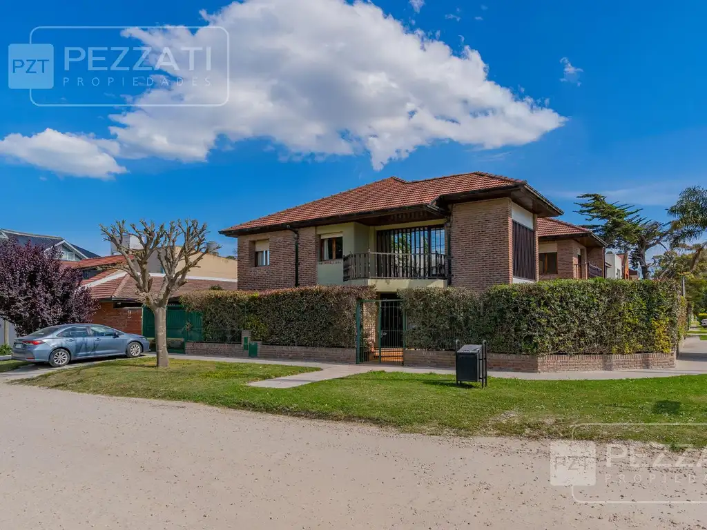 Casa en  venta . En dos plantas. Garage doble. Jardin. Zona Los Pinares